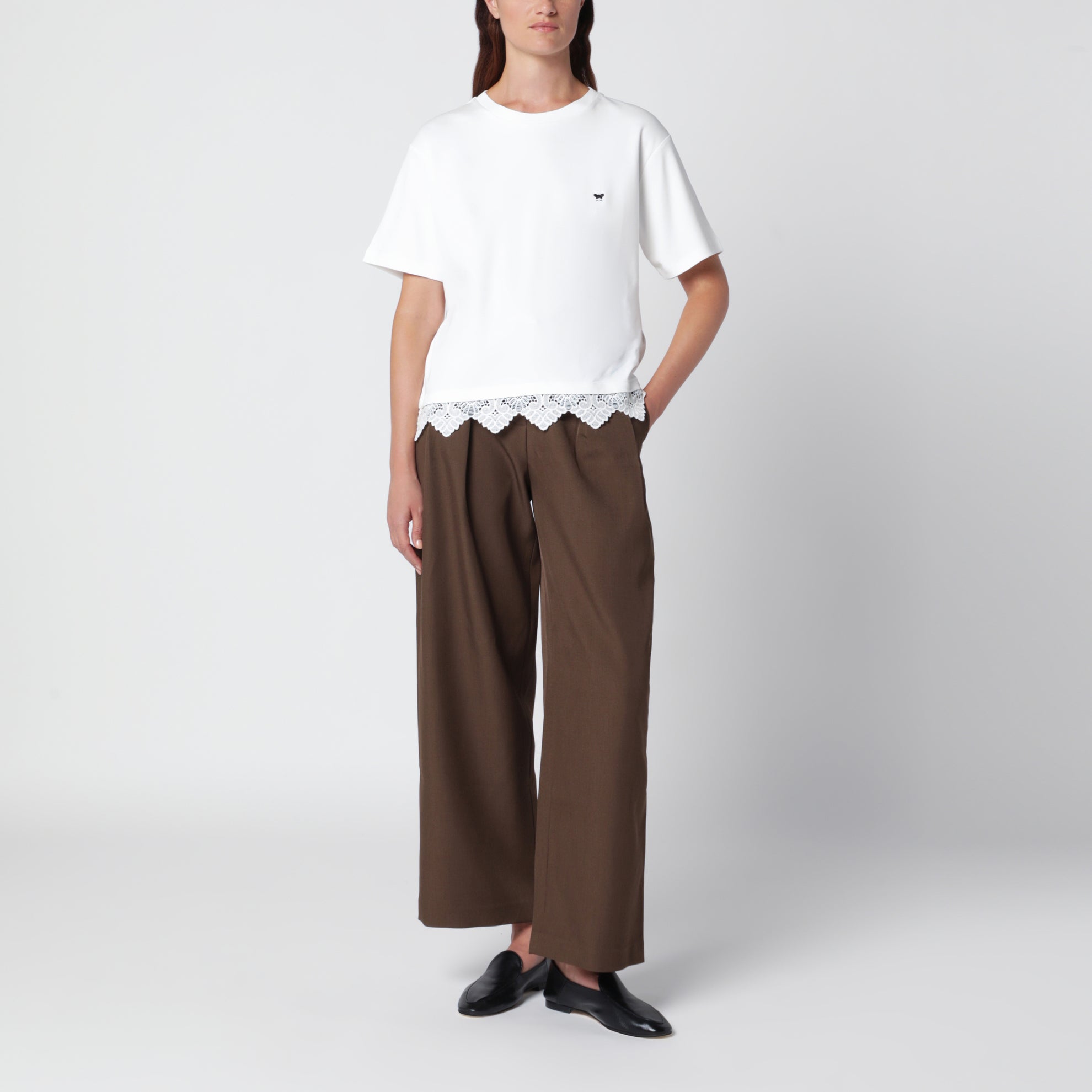 T-shirt bianca in cotone con bordo in pizzo