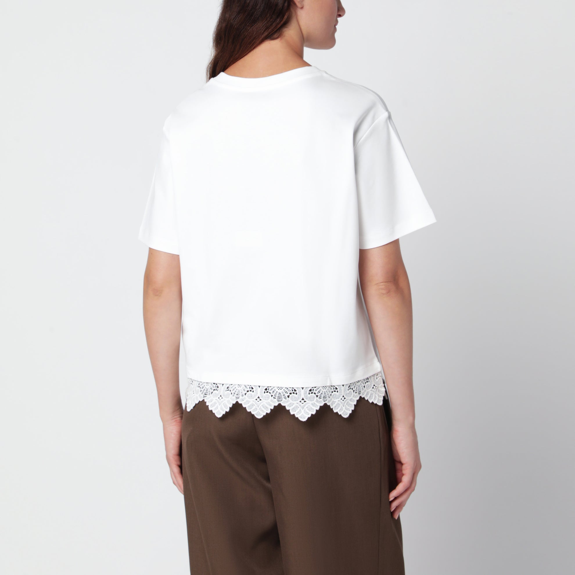 T-shirt bianca in cotone con bordo in pizzo
