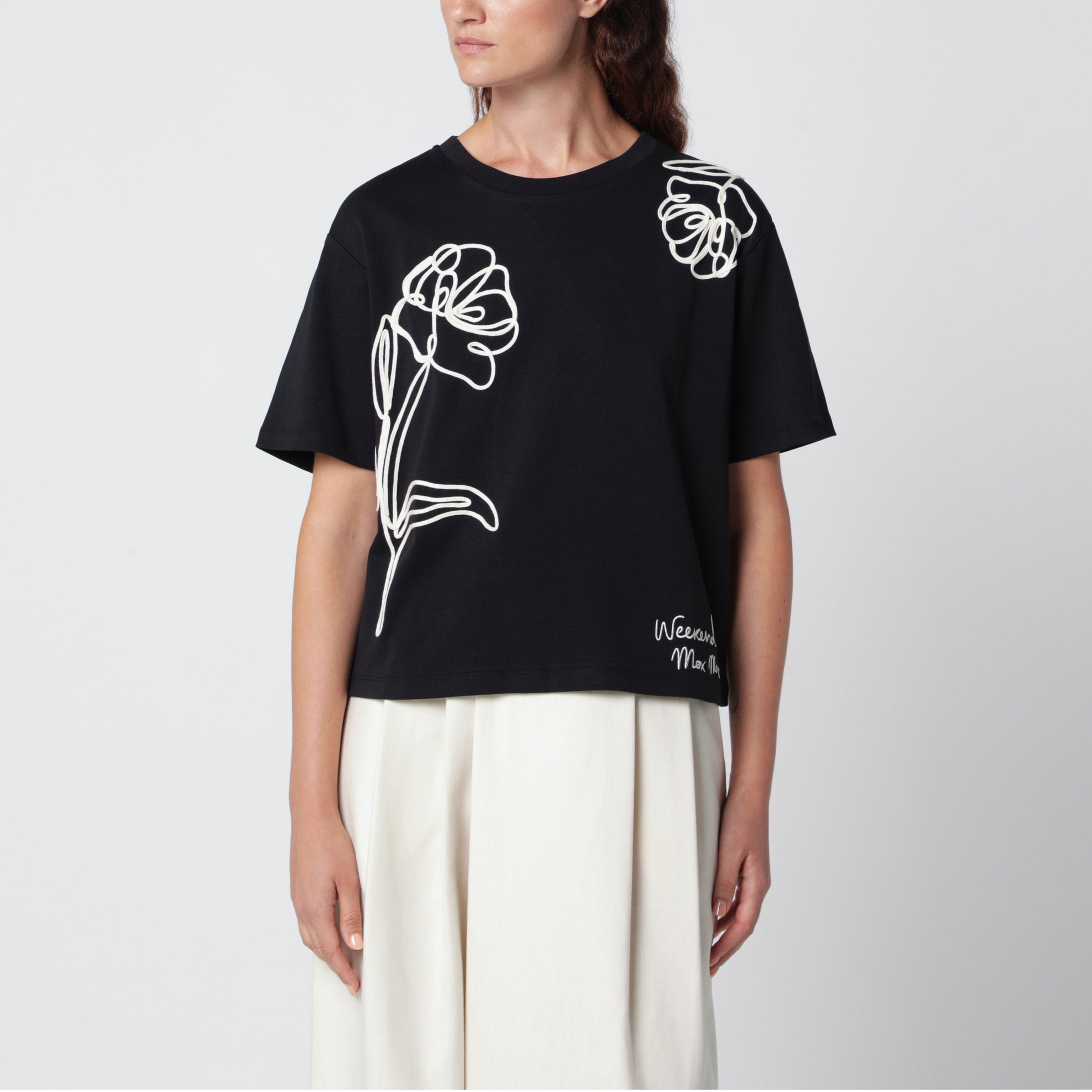 T-shirt noir en coton avec broderie florale