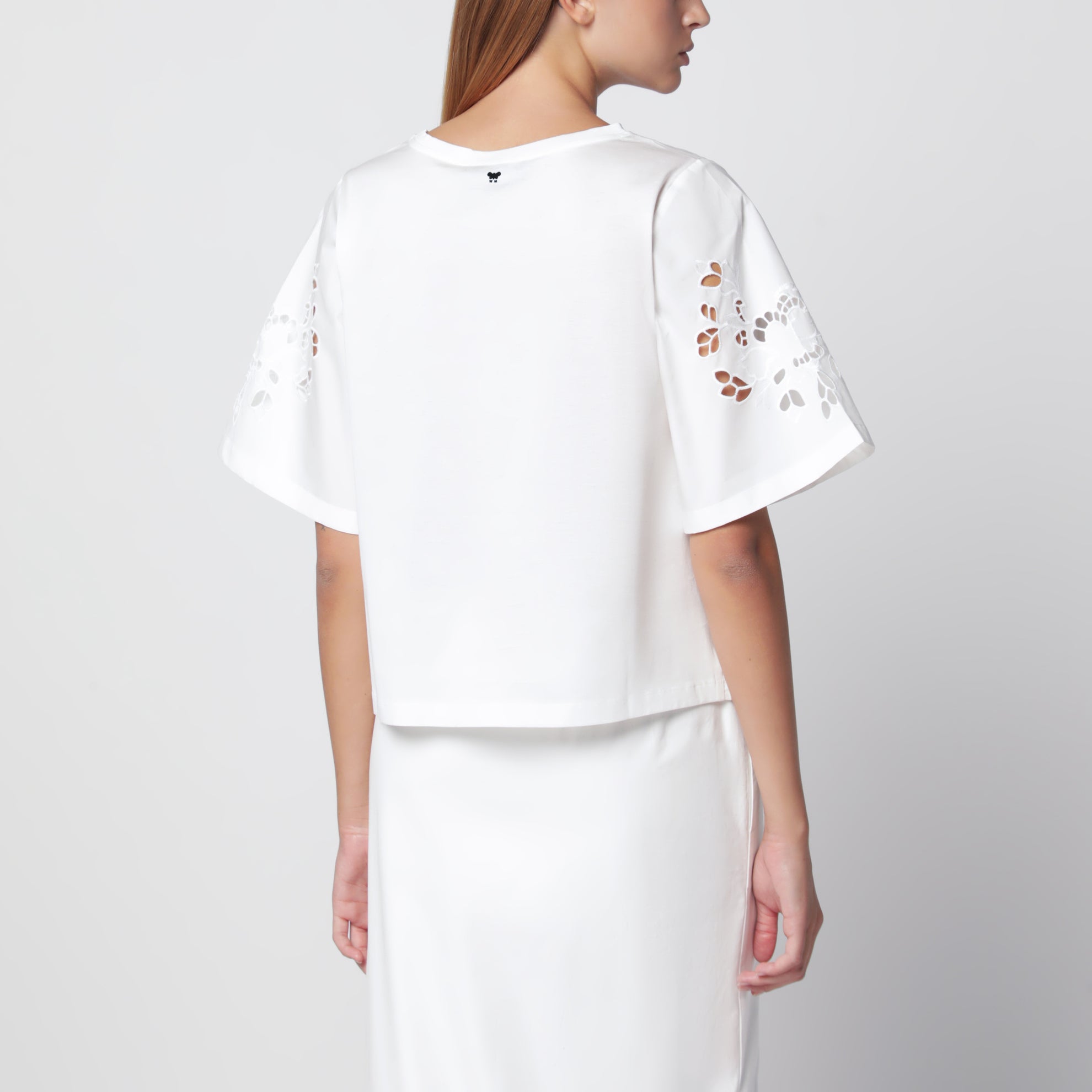 T-shirt blanc en coton avec broderies ajourées