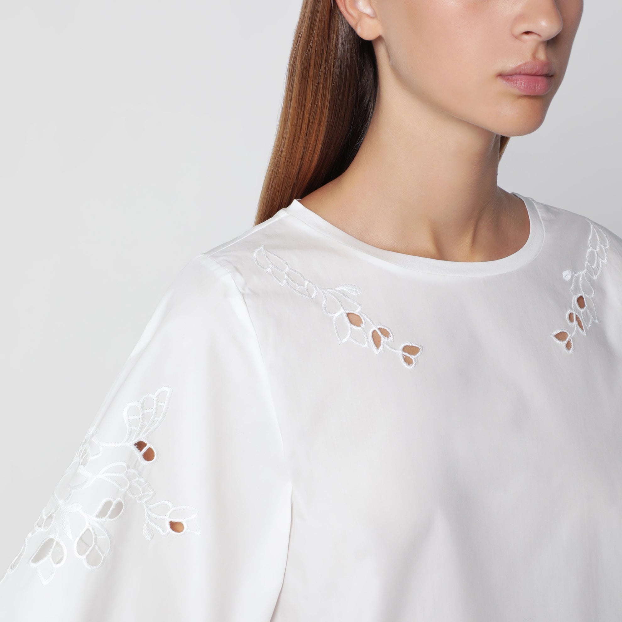 T-shirt blanc en coton avec broderies ajourées