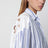 Camicia a righe bianca/blu con inserto in Sangallo