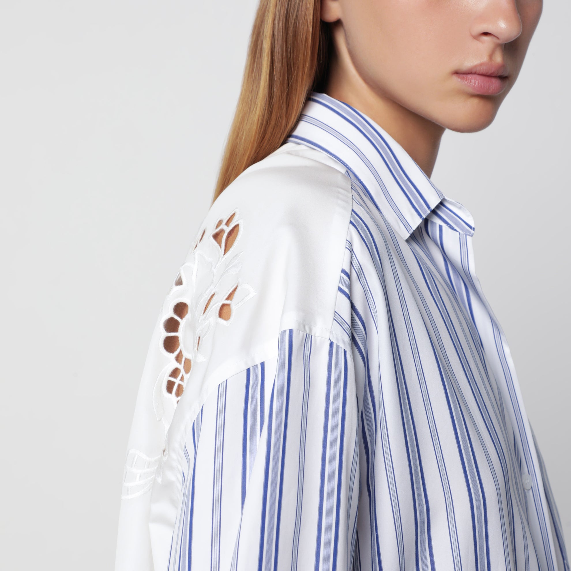 Camicia a righe bianca/blu con inserto in Sangallo