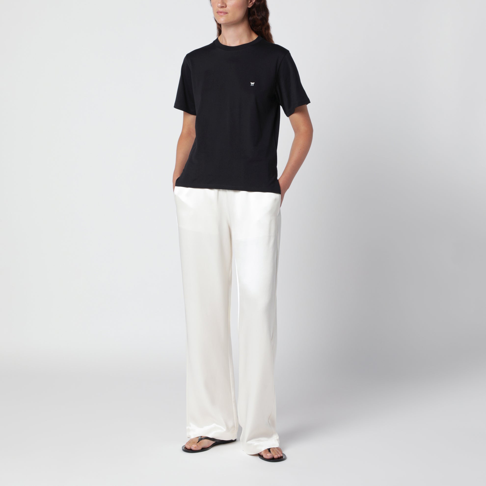 T-shirt nera in cotone con ricamo logo
