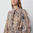 Beiges Kleid mit Volants und mehrfarbigem Print