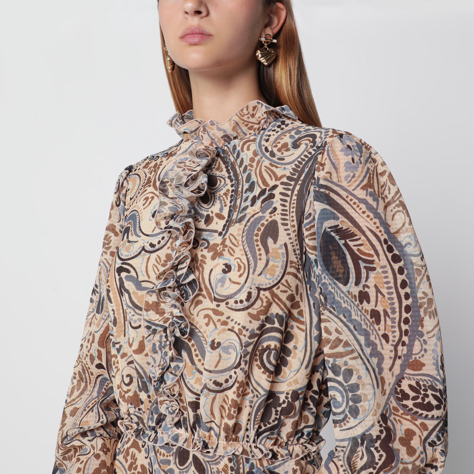 Beiges Kleid mit Volants und mehrfarbigem Print