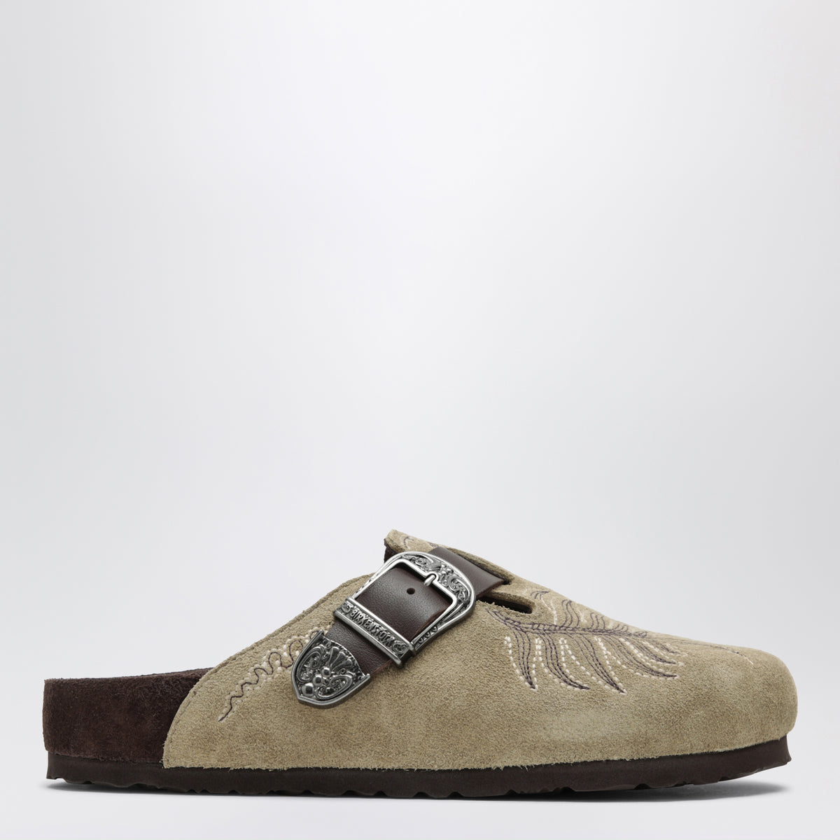Sabot Boston en daim brodé beige clair