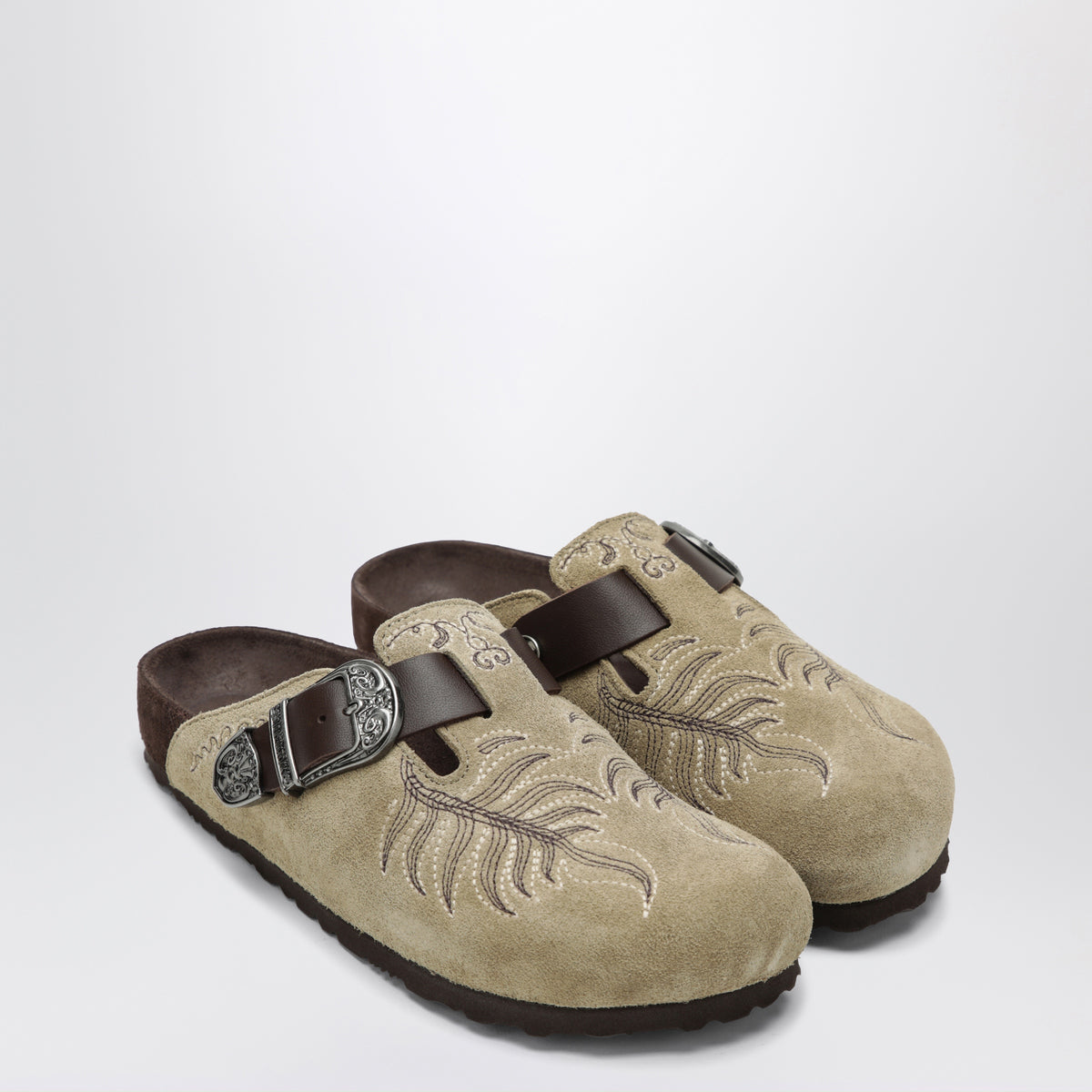 Sabot Boston en daim brodé beige clair