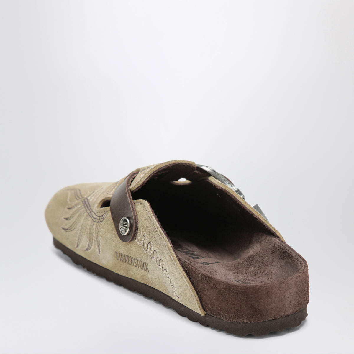 Sabot Boston en daim brodé beige clair