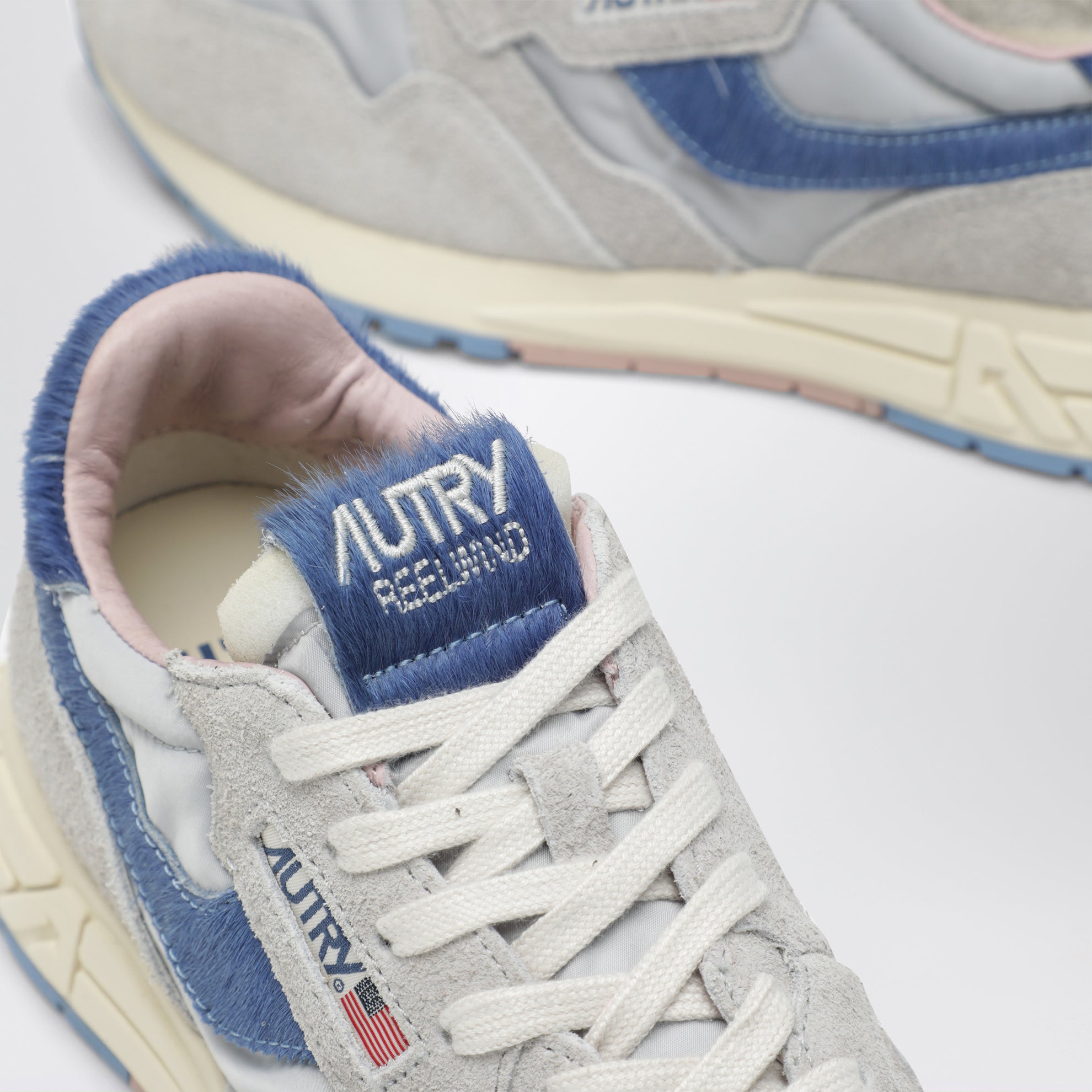 Reelwind Low grey sneakers with light blue pony hair insert